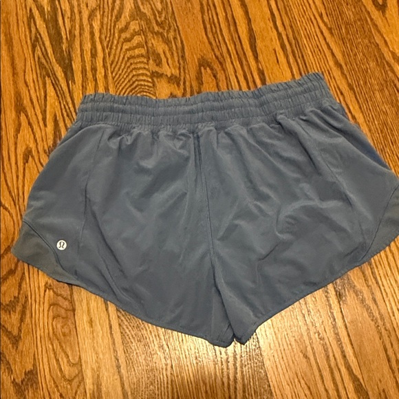 Lululemon hotty hot high rise 2.5in short - Picture 2 of 4
